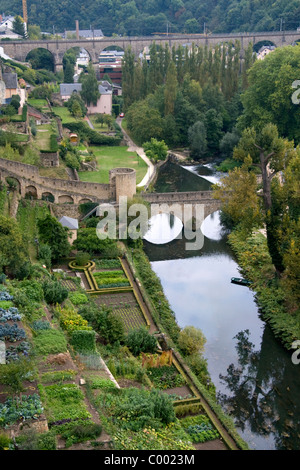 Die Gärten entlang des Flusses Alzette in Grund, Luxemburg in Luxemburg Stadt. Stockfoto