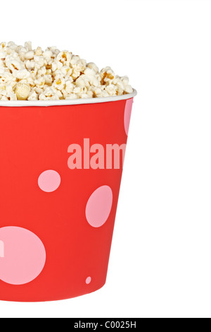 Detail der Popcorn in einem Eimer über einen weißen Hintergrund. Geringe Schärfentiefe Stockfoto