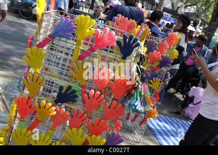 Handgeformten Klöppel für Verkauf in "Gelbe Hemden" PAD Demonstrant Demonstration vor Regierungsgebäude in Bangkok Stockfoto