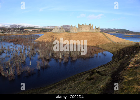 [Ruthven Kaserne] im Winter in der Nähe von Kingussie, Scotland, UK mit Überflutung der [Insh Marshes] und Schnee auf Monadhliath Mountains Stockfoto