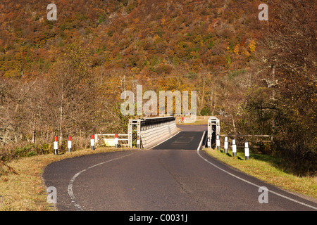 Die Brücke über den Fluß Moidart fließenden aufs Loch Moidart im Herbst. Stockfoto