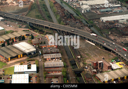 Luftaufnahme der Autobahn M5 durch neue Main Line Kanal in Sandwell mit Stewart Aqueduct und Eisenbahn Linien Stockfoto