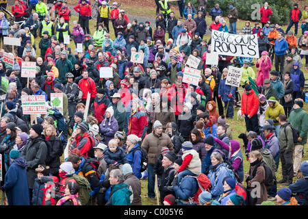 Menschen protestieren in Grizedale Forest, Seenplatte, gegen die Regierungen Vorschläge, Forestry Commission Wälder zu verkaufen. Stockfoto
