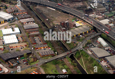 Luftaufnahme der Smethwick Glas Werke von Chance Brothers in West Midlands mit Autobahn M5 und Spon Lane und Hartley Brücke Stockfoto