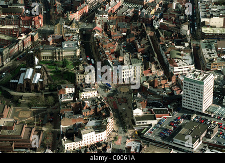Eine Luftaufnahme des Stadtzentrum von Wolverhampton mit der Königin-Quadrat in der Mitte des Bildes auf der linken Seite ist Str. Peters Kirche. Stockfoto