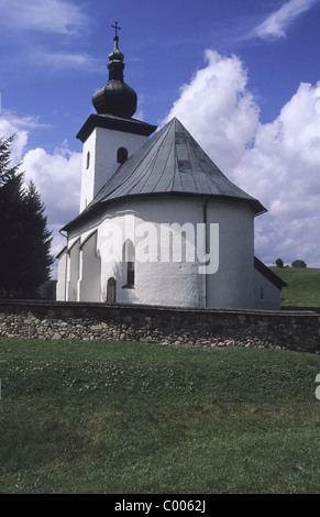 Isolierte gotische Kirche St. Johannes der Täufer gewidmet befindet sich in der geographischen Mitte Europas, Kremnicke Bane, Slowakei Stockfoto