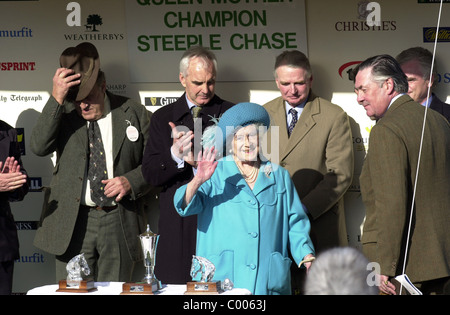 Die Königin-Mutter beim Cheltenham Festival 2000 Stockfoto