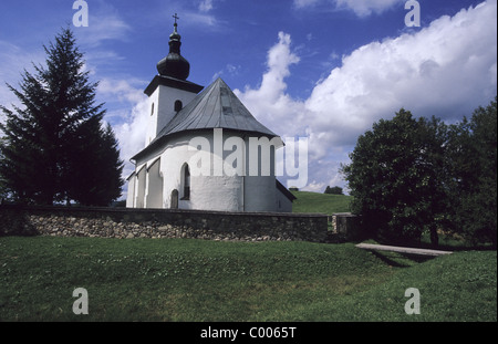 Isolierte gotische Kirche St. Johannes der Täufer gewidmet befindet sich in der geographischen Mitte Europas, Kremnicke Bane, Slowakei Stockfoto