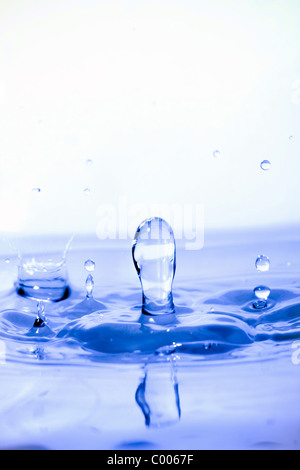 Blaue spritzendem Wassertropfen Hintergrund. Geringe Schärfentiefe. Stockfoto