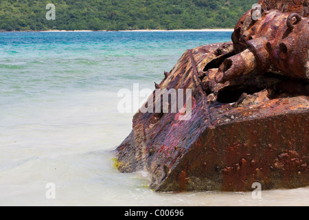 Nahaufnahme des alten verrosteten und verlassenen US Army Tank von Flamenco Beach an der Puerto-Ricanischen Insel Culebra. Stockfoto