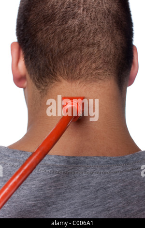 Konzeptbild eines jungen Mannes mit einem Stromkabel eingesteckt Steckdose auf seinem Nacken. Stockfoto