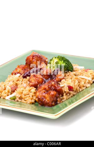 Ein Teller mit General Tsos Huhn mit Brokkoli und Schweinefleisch gebratener Reis isoliert auf einem weißen Hintergrund. Stockfoto