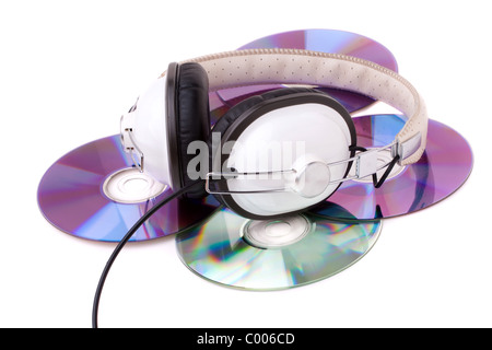 Eine Reihe von Kopfhörern auf einen Haufen von Compact Discs über weißen isoliert. Stockfoto