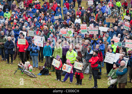 Menschen protestieren in Grizedale Forest, Seenplatte, gegen die Regierungen Vorschläge, Forestry Commission Wälder zu verkaufen. Stockfoto