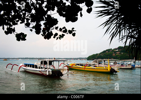 Traditionelle Fischerboote und Pendler Ausleger bevölkern Tamarind Bay auf der balinesischen Insel Nusa Lembongan. Stockfoto