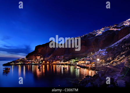 Nachtansicht von Ammoudi, einer der 2 kleinen Häfen von Oia und Oia selbst auf dem oberen Teil des Fotos. Santorin, Griechenland Stockfoto