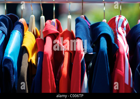 Bunte Secondhand-Kleidung auf einem Tuch Gestell auf einem Markt in einem Kulturfestival in Almere (Niederlande). Stockfoto