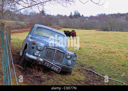 Alte verlassene Rover in einem Feld in der Nähe von Kilmorack Stockfoto