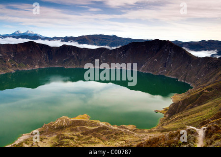 Quilotoa Kratersee am frühen Morgen mit schön und klar (und seltenen) Blick auf Illiniza Gipfel, Ecuador Stockfoto