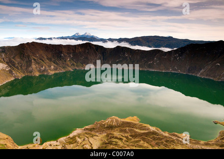 Quilotoa Kratersee bedeckt am frühen Morgen mit schön und klar (und seltenen) Blick auf Illiniza Schnee Gipfel (Mitte), Ecuador-Anden Stockfoto