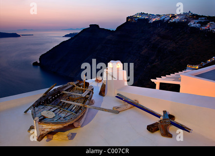 Santorini, Griechenland. Ein altes Boot auf dem Dach eines Hauses in Firostefani Dorf, schwebt über der Caldera. Stockfoto