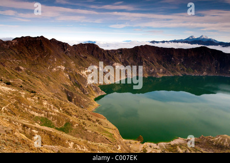 Quilotoa Kratersee bedeckt am frühen Morgen mit klaren (und seltenen) Blick auf Illiniza Schnee Gipfel (oben rechts), Ecuador-Anden Stockfoto