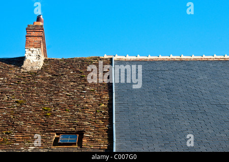 Neu überdacht neu geplant und alte geflieste inländischen Haus Dach - Frankreich. Stockfoto