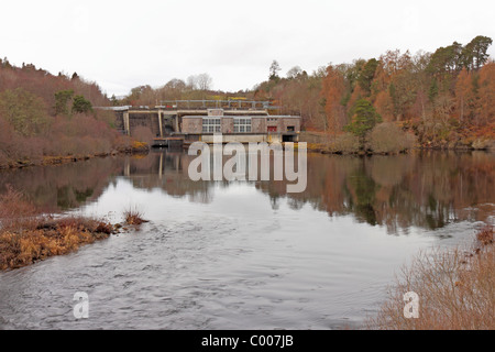 Kilmorack Hydro-Electric Power Station auf dem Fluß Beauly betrachtet aus nachgelagerten Stockfoto