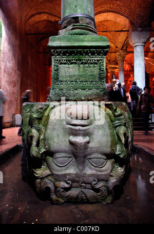 Türkei, Istanbul, die Basilika-Zisterne, ein Haupt der Medusa, auf den Kopf gestellt in eines der zahlreichen Spalten. Stockfoto