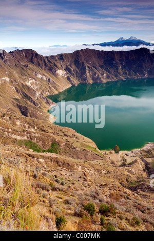 Quilotoa Kratersee bedeckt am frühen Morgen mit klaren (und seltenen) Blick auf Illiniza Schnee Gipfel (oben rechts), Ecuador-Anden Stockfoto