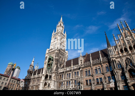 Rathaus mit Glockenspiel Uhr und Mariensäule, Marienplatz, München, Deutschland Stockfoto