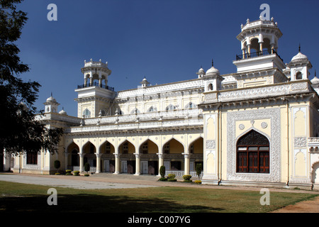 Landschaftsansicht eines Teils der Chowmahalla Palace Hyderabad mit blauem Himmel und grünen Rasenbaum Stockfoto