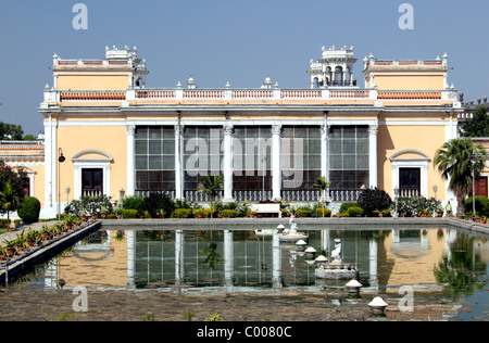 Landschaftsansicht eines Teils der Chowmahalla Palace Hyderabad mit Zierteich blauen Himmel und Reflexion Stockfoto