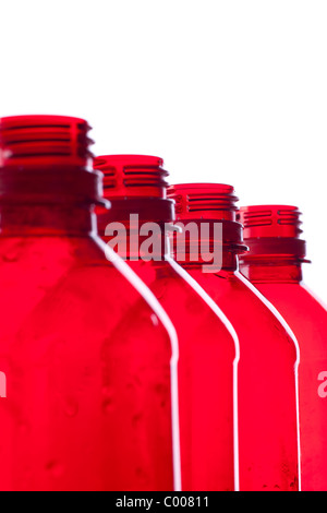 Vier rote Kunststoff-Flaschen für recycling oder füllt sich der Deponiekörpers bereit. Stockfoto