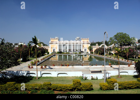 Landschaftsansicht eines Teils der Chowmahalla Palace Hyderabad Zierteich Garten Himmelblau Stockfoto