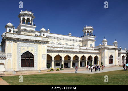 Landschaftsblick auf einen Teil der Chowmahalla Palace Hyderabad Indien mit indischen Touristen im Vordergrund Stockfoto