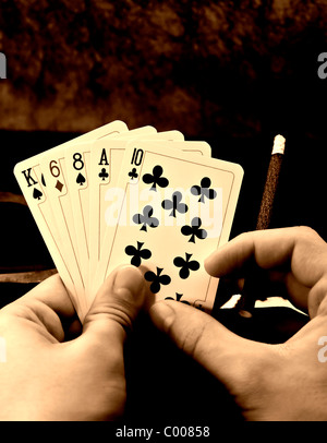 Spielkarten in der hand Stockfoto