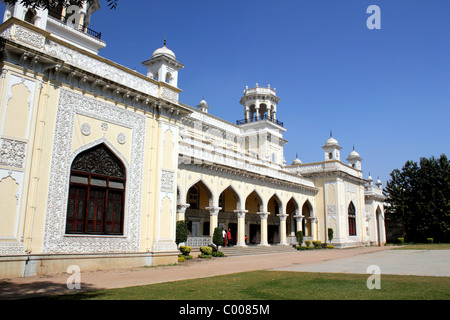 Landschaftsansicht eines Teils der Chowmahalla Palace Hyderabad mit blauem Himmel und grünen Rasenbaum Stockfoto