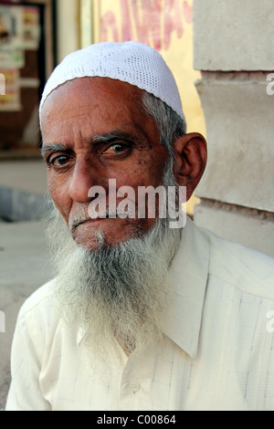 Porträt von älteren Menschen muslimischen Mann mit langen, weißen Bart tragen Käppchen in der Nähe von Charminar und Chowmahalla Palace Hyderabad Indien Stockfoto