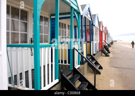 Bemalte Strandhütten entlang des Strandes in Southwold, Suffolk Stockfoto