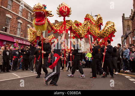 Ein chinesischer zeremonielle Drache während der Feiern des neuen Jahres in Liverpools China Town Stockfoto