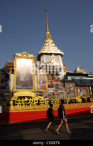 Thailands König Porträt Dekoration an der Yaowarat Road, chinesischen Neujahrsfeier in Bangkok Stockfoto