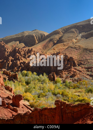 Tamnalt Kasbahs mit roten Felsen und Kalkstein Fingern in Marokko Dades Schlucht Stockfoto