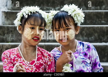 Mädchen mit Thanaka bildseitig Verkauf von Blumen, Mandalay, Myanmar (Burma) Stockfoto