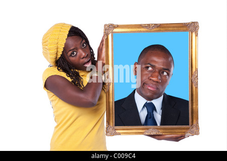 junge afrikanische Frau hält ein Portrait eines Unternehmers mit einem lustigen Ausdruck (isoliert auf weiss) Stockfoto