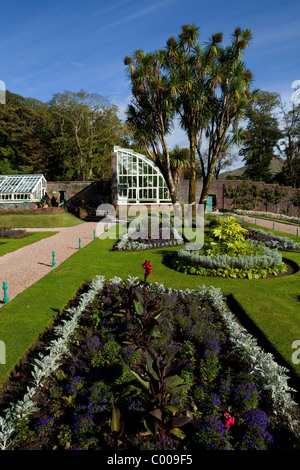 Gewächshaus in der restaurierten 19. Jahrhundert viktorianischen Walled Garden, Kylemore Abbey, Connemara, County Galway, Irland. Es eröffnet im Jahr 2000 wieder. Stockfoto