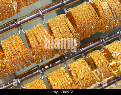 Gold Armbänder auf Verkauf in gold Souk, Dubai, Vereinigte Arabische Emirate Stockfoto