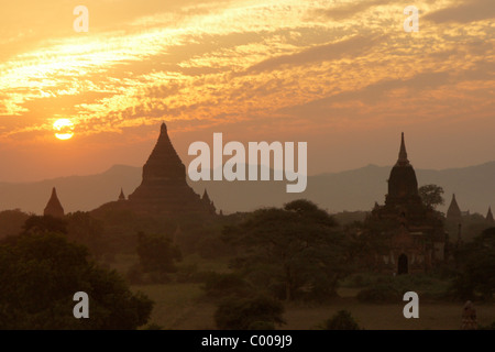 Stupas und Pagoden von Bagan (Pagan) bei Sonnenuntergang, Myanmar (Birma) Stockfoto