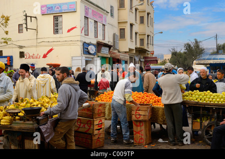 Massen an Obst steht in der Medina von Fes el Bali Souk Markt von Fez Marokko Nordafrika Stockfoto