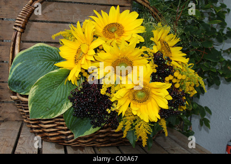 Sonnenblumen Im Korb, Blumenbouquet, Sonnenblumen in Korb Stockfoto